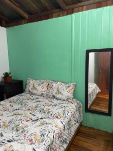 Postel nebo postele na pokoji v ubytování Treetops villa