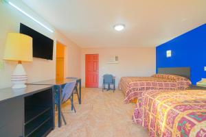 Postel nebo postele na pokoji v ubytování Vali Ho Motel By OYO Weslaco Mercedes