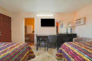 TV a/nebo společenská místnost v ubytování Vali Ho Motel By OYO Weslaco Mercedes