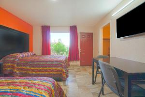Postel nebo postele na pokoji v ubytování Vali Ho Motel By OYO Weslaco Mercedes