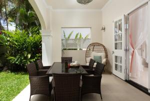 ein Esszimmer mit Tisch und Stühlen in der Unterkunft Refreshing 2bed Townhome walking distance to beach in Saint James