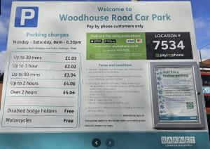 ein Schild für einen bewaldeten Parkplatz in der Unterkunft Bright Finchley Apartments - Perfect for Business & Leisure in Finchley