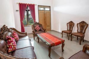 un salon avec des chaises et un canapé dans l'établissement Hotel O Homestay Romauli Kampung Radja, à Jambi