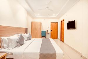 Postel nebo postele na pokoji v ubytování Hotel Jupiter At Delhi Airport