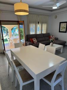 ラ・マンガ・デル・マール・メノールにあるCHALET - Vista al atardecer By WATERMELONのリビングルームの白いテーブルと椅子