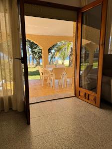 ラ・マンガ・デル・マール・メノールにあるCHALET - Vista al atardecer By WATERMELONのガラスドアからパティオ(テーブル、椅子付)へアクセスできます。