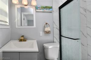 O baie la Newly Renovated Home on Canal - Fishing and boating friendly +23 fotografii