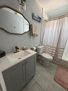 O baie la Newly Renovated Home on Canal - Fishing and boating friendly