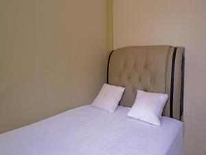ジャンビにあるOYO Life 92632 Kost Pondok Kitoのベッド1台(白いシーツ、枕2つ付)