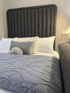 Uma cama ou camas num quarto em B-Hive at Devland