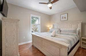 Ένα ή περισσότερα κρεβάτια σε δωμάτιο στο Salt Life Retreat Unit A-2BR/2BA, Heart of Margate