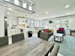 Afbeelding uit fotogalerij van Bungalow Way-Close to all w/ Pool Table & Games in Atlantic City