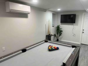 Afbeelding uit fotogalerij van Bungalow Way-Close to all w/ Pool Table & Games in Atlantic City