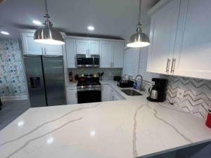 Afbeelding uit fotogalerij van Bungalow Way-Close to all w/ Pool Table & Games in Atlantic City +90 foto's