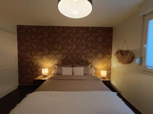 une chambre avec un grand lit et deux lampes dans l'établissement Urban Retreat, classé 3 étoiles, à Ebersheim 9 autres photos