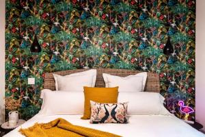 a bedroom with a floral wall behind a bed at The Studio Southampton in Southampton