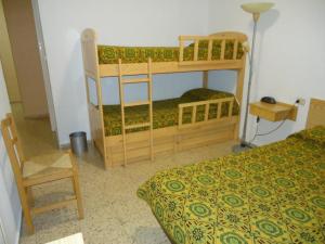 Residència Restaurant Indalo tesisinde bir ranza yatağı veya ranza yatakları