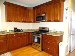 Kuchyň nebo kuchyňský kout v ubytování Beautiful 2 Bed Apt Minutes from Encore + 9 fotografií