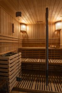 Fotografie z fotogalerie ubytování Polana Słowikowa 5 star- domek w górach z jacuzzi, sauna,basen,ogród z lasem, kominek i narty v destinaci Stróża
