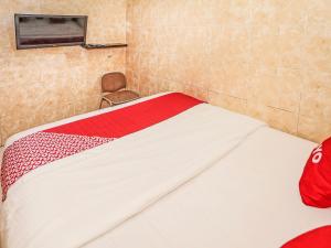 Postelja oz. postelje v sobi nastanitve SUPER OYO 92672 Hotel Bsd