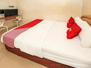 Postelja oz. postelje v sobi nastanitve SUPER OYO 92672 Hotel Bsd