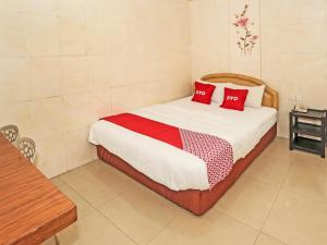 Postelja oz. postelje v sobi nastanitve SUPER OYO 92672 Hotel Bsd