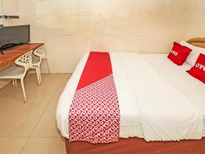Postelja oz. postelje v sobi nastanitve SUPER OYO 92672 Hotel Bsd