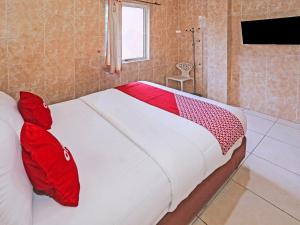 Postelja oz. postelje v sobi nastanitve SUPER OYO 92672 Hotel Bsd
