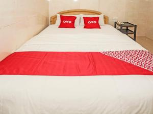 Postelja oz. postelje v sobi nastanitve SUPER OYO 92672 Hotel Bsd