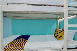 Ένα ή περισσότερα κρεβάτια σε δωμάτιο στο Hotel O Lobak Hostel CapsuleNearAyam Goreng Terowongan +23 φωτογραφίες