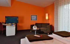 TV a/nebo společenská místnost v ubytování Best Western Plus Konrad Zuse Hotel