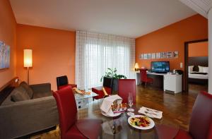 TV a/nebo společenská místnost v ubytování Best Western Plus Konrad Zuse Hotel