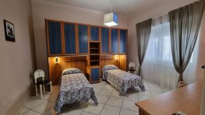 a hospital room with two beds and a table at La casa di Elena a San Gregorio di Catania in San Gregorio di Catania