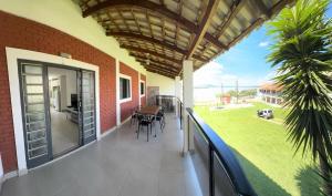 a balcony of a house with a view of a yard at Apartmento - Lago das Roseiras in Divinópolis
