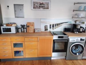 a kitchen with a stove and a washing machine at Glückstreffer in Meppen