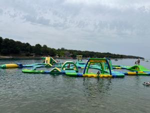 eine Reihe aufblasbarer Spielgeräte im Wasser in der Unterkunft Dija Riva 1 in Vabriga
