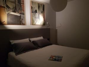 A bed or beds in a room at Chocolat La Mairie