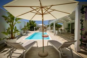 Bazén v ubytovaní Golden Holiday 2 Ville con piscine indipendenti e separate alebo v jeho blízkosti