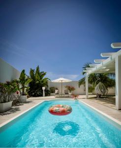 Bazén v ubytovaní Golden Holiday 2 Ville con piscine indipendenti e separate alebo v jeho blízkosti