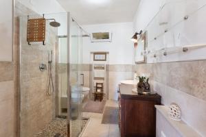 a bathroom with a shower and a sink at Les Amis di Peschiera in Peschiera del Garda +17 photos