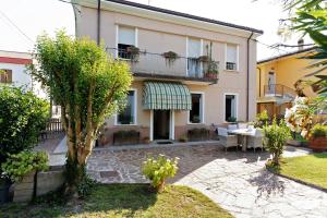 a large house with a patio and a balcony at Les Amis di Peschiera in Peschiera del Garda