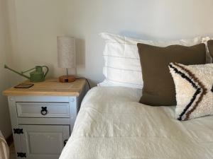 Letto o letti in una camera di Stable Cottage by Roslin Glen