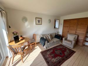 Area soggiorno di Stable Cottage by Roslin Glen