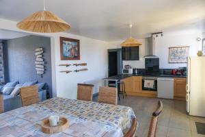 Kuchyň nebo kuchyňský kout v ubytování A 800 m de la plage, 6 chambres 13 pers tout confort