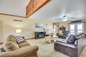 ein Wohnzimmer mit Sofa und Tisch in der Unterkunft Pond Access and Fishing Cedar Lodge in Versailles in Versailles