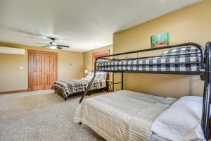 1 Schlafzimmer mit 2 Etagenbetten und einem Deckenventilator in der Unterkunft Pond Access and Fishing Cedar Lodge in Versailles in Versailles