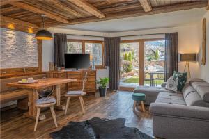 TV a/nebo společenská místnost v ubytování Alpine Mountain Chalet