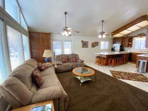 Χώρος καθιστικού στο Bear Lake Ranch with Bear Lake Access