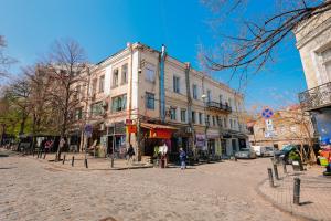 een geplaveide straat in een stad met een gebouw bij Rezis sweet home in Tbilisi City