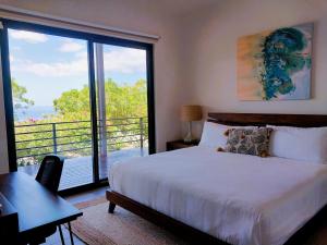 Katil atau katil-katil dalam bilik di Casa de Iluminacion - Gorgeous 5-BR oceanview Villa with private infinity Pool +95 gambar